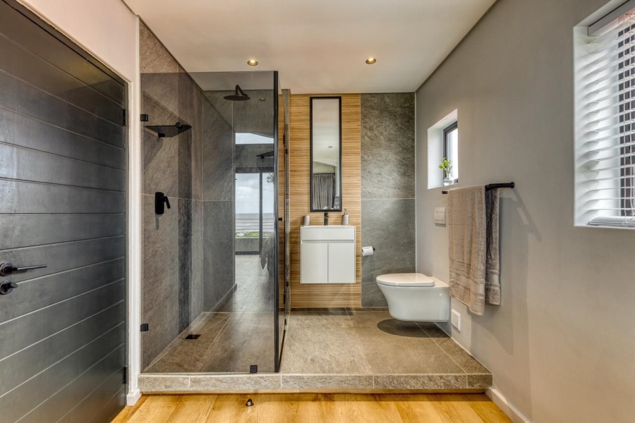 5 Bedroom Property for Sale in Sandbaai Western Cape